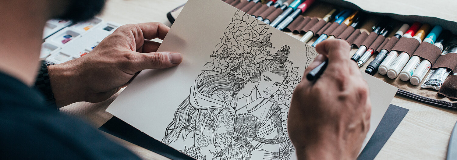 élève adulte qui dessine pendant les cours de dessin à Orvault et Nantes