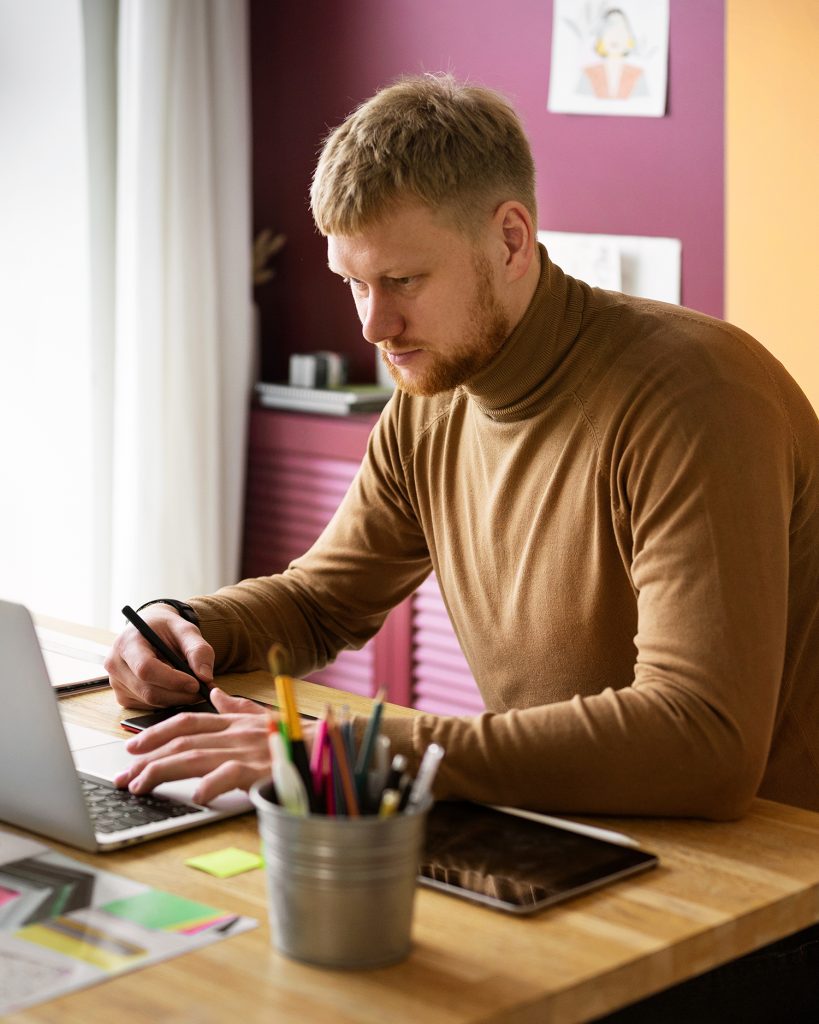Un élève qui dessine pendant un cours de BD à Nantes