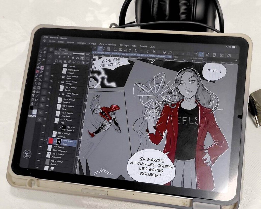 Zoom sur une tablette numérique affichant une case de BD d'action en noir, blanc et rouge, réalisée lors d'un cours hebdomadaire de dessin à Orvault Petit Chantilly.