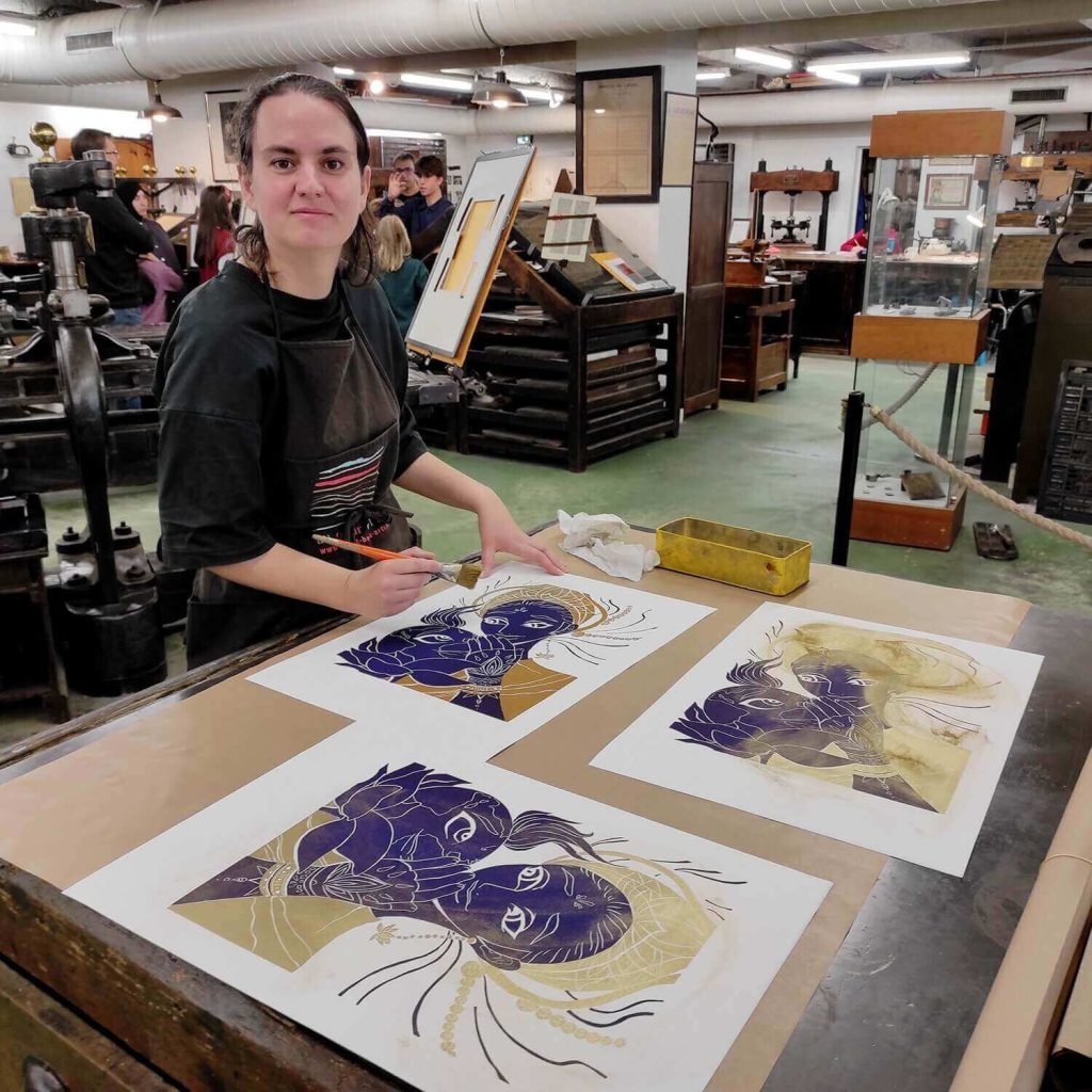Claire Pacheco, illustratrice à l'Atelier Adya, créant une linogravure pour les cours de dessin manga et BD à Orvault, près de Nantes.