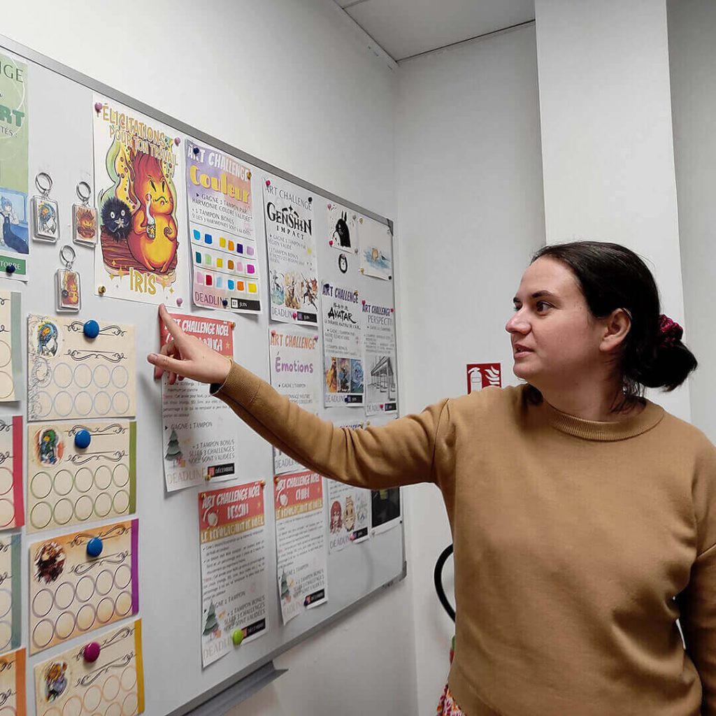 Claire Pacheco, ancienne illustratrice Marvel, enseignant le dessin de manga et de BD à l'Atelier Adya, proche Orvault Bourg