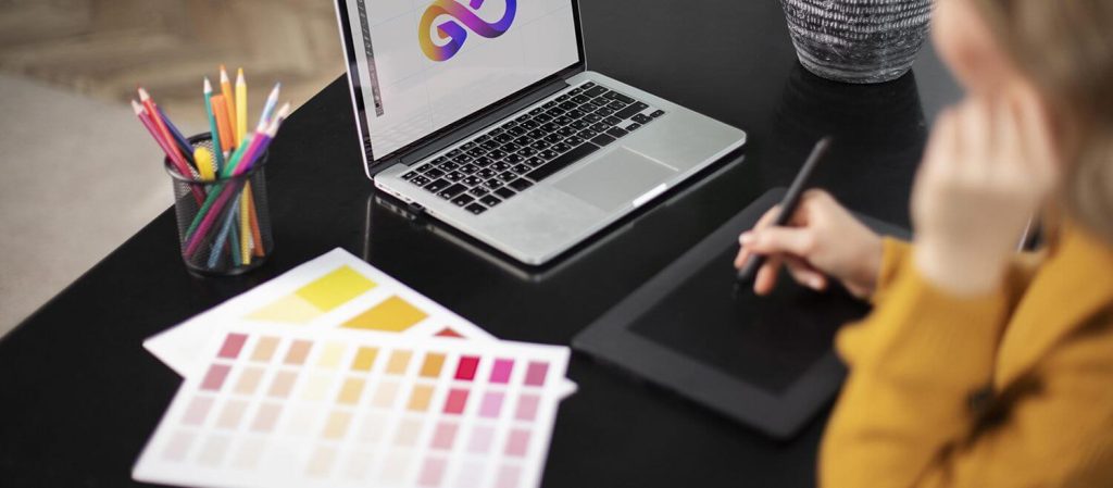 Coaching professionnel en création de logo et identité visuelle, accompagnement en graphisme avec nuancier et tablette, proche du Rond-Point de Rennes à Nantes