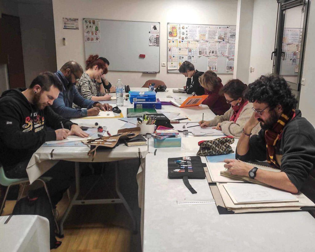Photographie d'un cours de dessin pour adultes le mercredi soir à l'Atelier Adya, situé au 3 rue du Printemps à Orvault, séance de travail artistique en groupe près de Nantes.